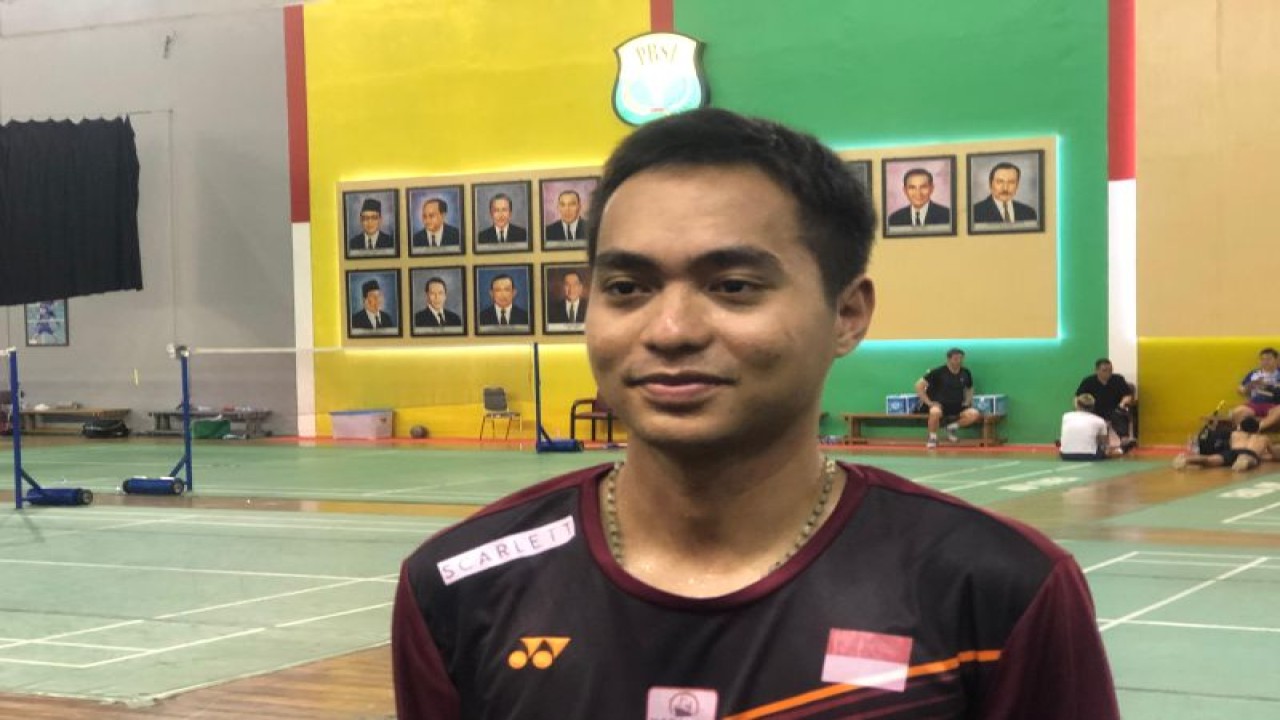 Pebulu tangkis ganda putra Indonesia, Rahmat Hidayat, memaparkan kesiapannya jelang penampilan perdana dengan Kevin Sanjaya Sukamuljo di turnamen Korea Masters 2023, Jumat. (ANTARA/Roy Rosa Bachtiar)