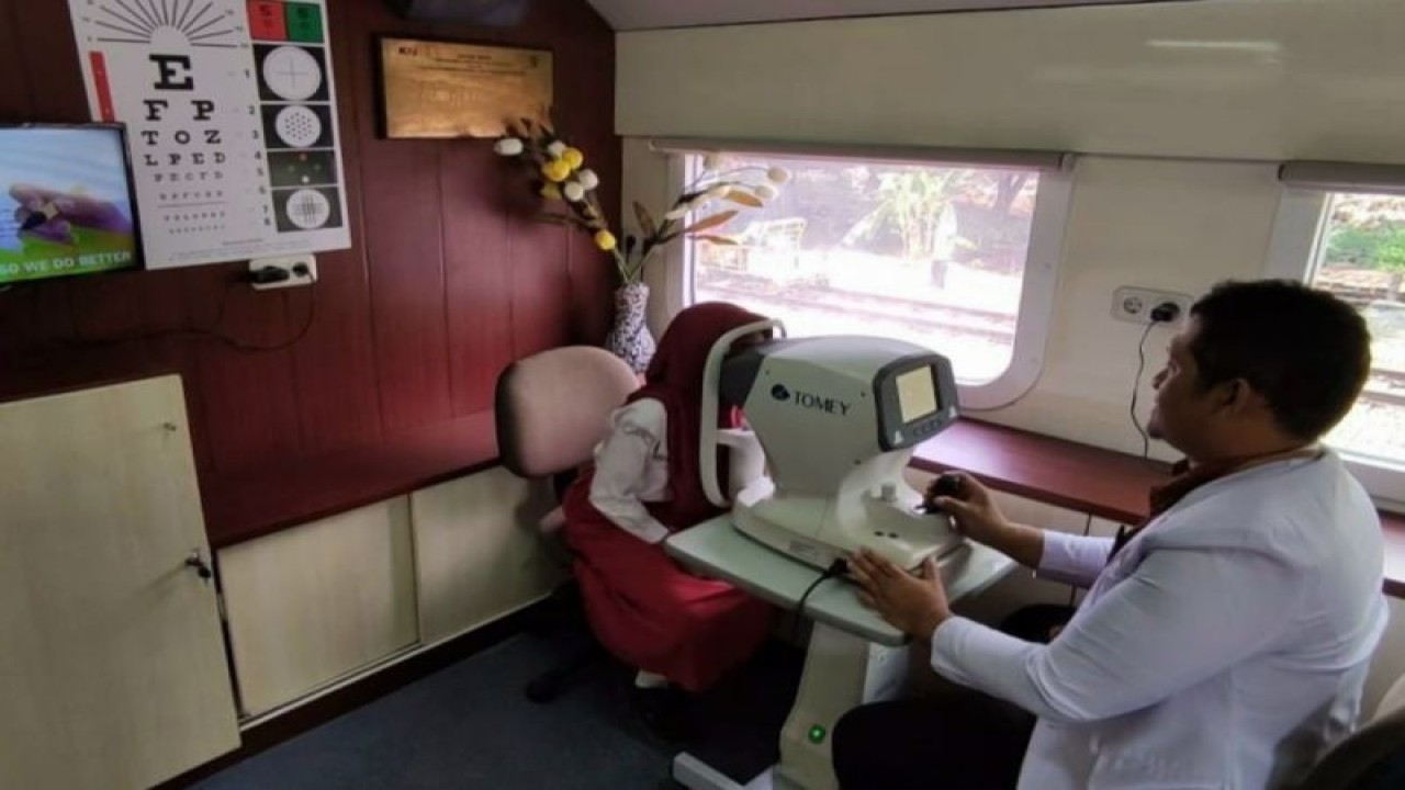 Dokter melakukan pemeriksaan mata seorang siswi SD di "Rail Clinic" PT KAI Daop 4 Semarang di Stasiun Telawa, Kabupaten Boyolali, Selasa. (ANTARA/HO-KAI Daop Semarang)