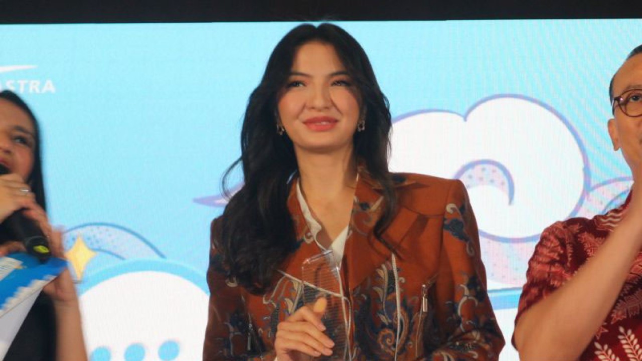 Raline Shah pada acara 14th Semangat Astra Terpadu untuk (SATU) Indonesia Awards 2023, di Menara Astra, Jakarta, Rabu (1/11/2023). (ANTARA/Pamela Sakina)