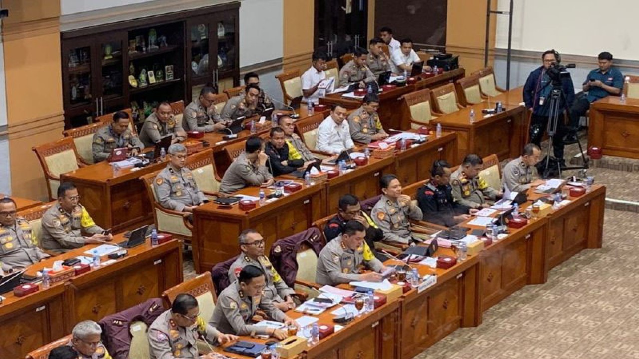 Rapat kerja Komisi III DPR RI bersama Kepala Badan Pemelihara Keamanan Polri membahas persiapan pengamanan Pemilu 2024 di Kompleks Parlemen, Senayan, Jakarta, Rabu (15/12/2023). (ANTARA/Melalusa Susthira K.)