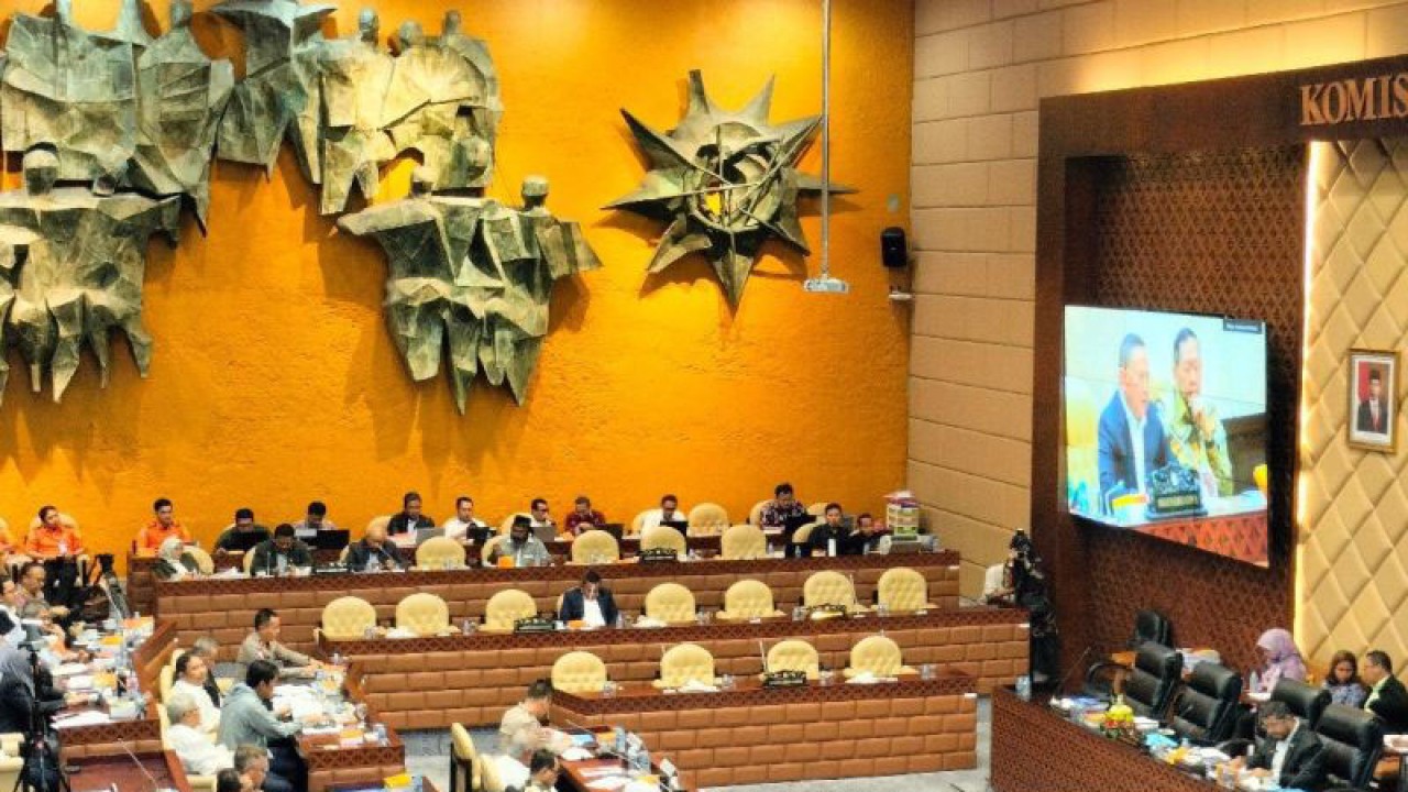 Rapat kerja Menteri Perhubungan, Menteri PUPR, Kepala BMKG, Kakorlantas Polri, dan Kepala Badan Nasional Pencarian dan Pertolongan (Kabasarnas) bersama Komisi V DPR di Jakarta, Selasa (21/11/2023). ANTARA/Aji Cakti