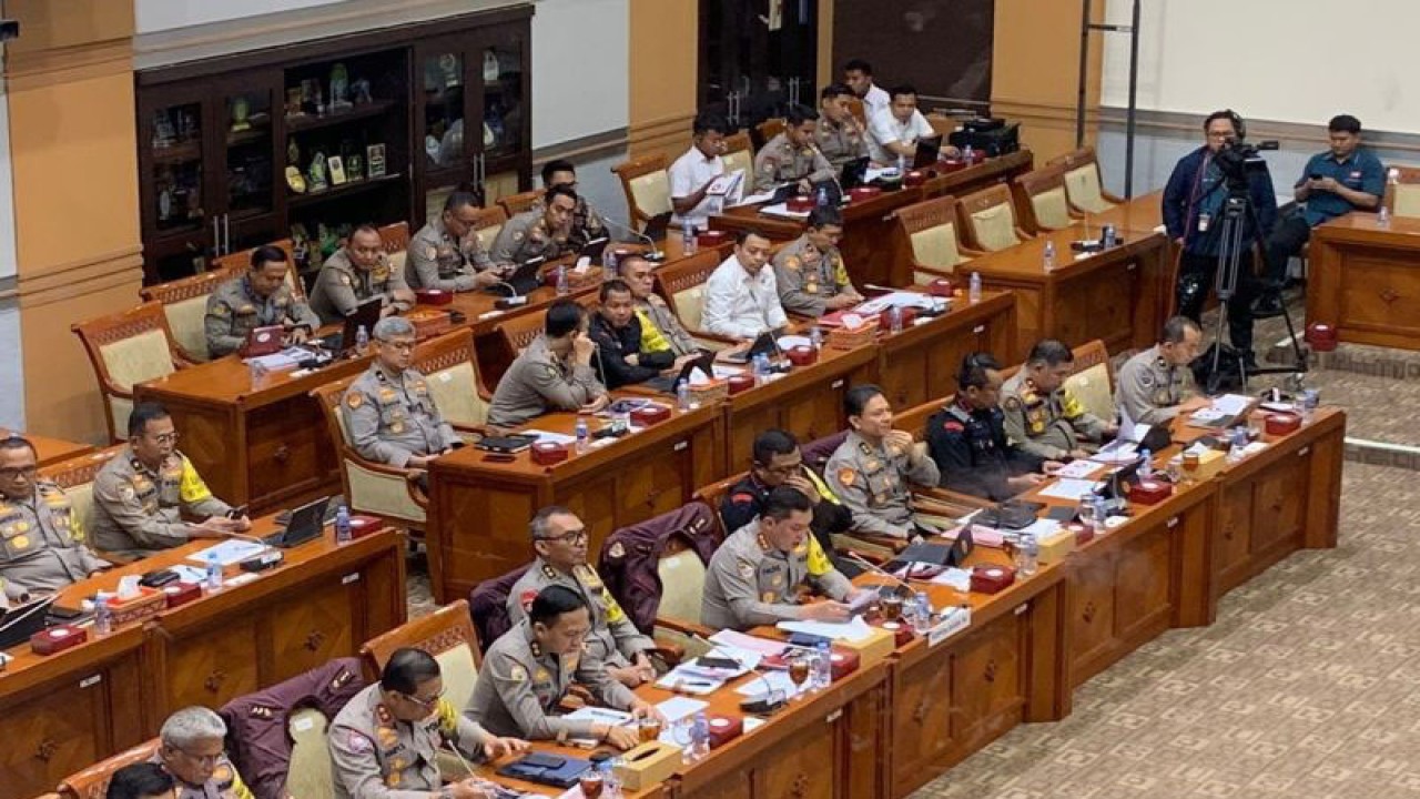 Rapat kerja Komisi III DPR RI bersama Kepala Badan Pemelihara Keamanan Polri membahas persiapan pengamanan Pemilu 2024 di Kompleks Parlemen, Senayan, Jakarta, Rabu (15/12/2023). ANTARA/Melalusa Susthira K.