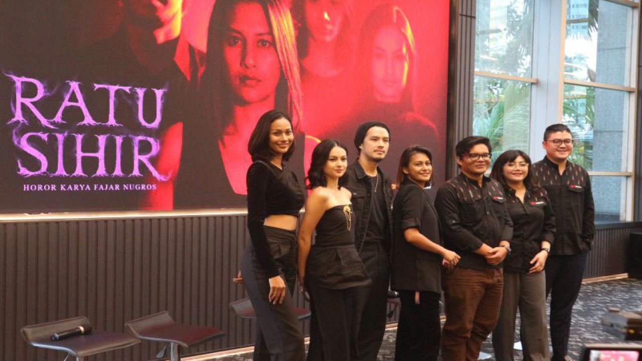 Para pemain film horor “Ratu Sihir” pada jumpa pers di Jakarta, Senin (20/11/2023). (ANTARA/Pamela Sakina)