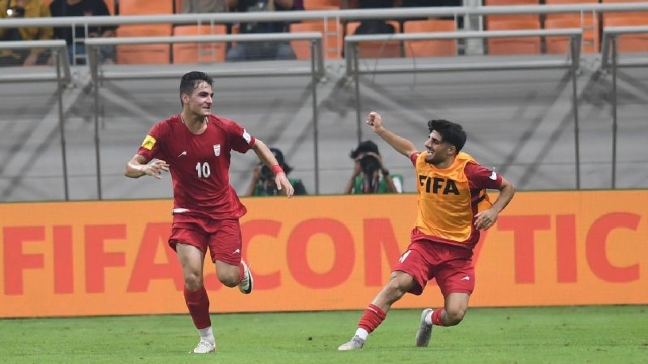 Pesepak bola Timnas Iran Kasra Taheri (kiri) melakukan selebrasi usai berhasil menjebol gawang Brazil saat laga penyisihan Grup C Piala Dunia U-17 di Jakarta International Stadium, Jakarta, Sabtu (11/11/2023). ANTARA FOTO/Akbar Nugroho Gumay/nz