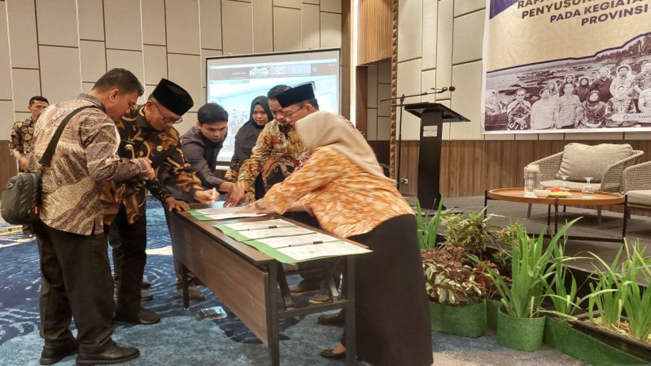 Penandatanganan komitmen penyusunan Rencana Detail Tata Ruang (RDTR) Kabupaten Kaur, Mukomuko, Kepahiang, dan Kota Bengkulu, di Bengkulu, Selasa (7/11/2023). ANTARA/Boyke Ledy Watra