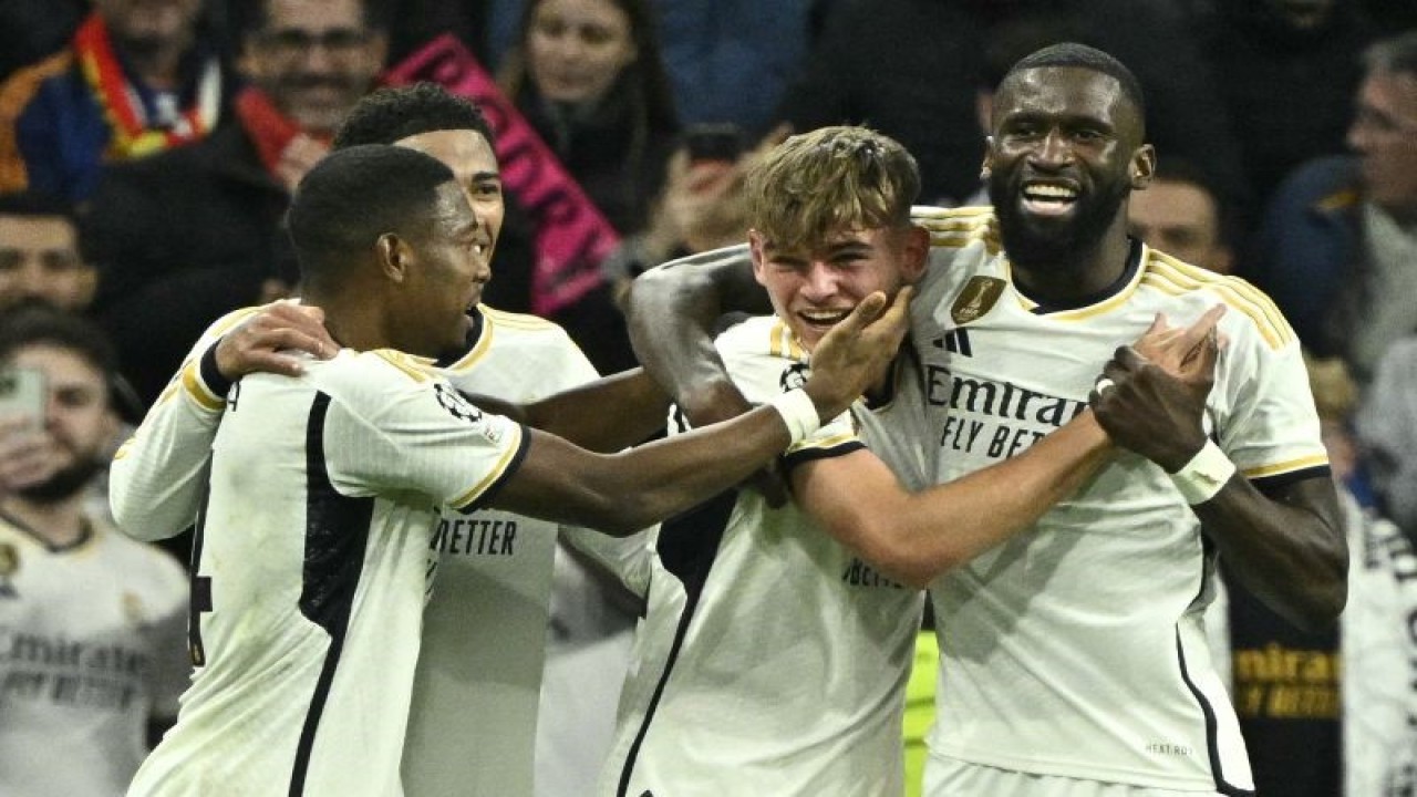Gelandang Real Madrid Nico Paz (kedua dari kanan) merayakan gol yang dicetaknya ke gawang Napoli pada pertandingan Grup C Liga Champions yang dimainkan di Stadion Santiago Bernabeu, Madrid, Rabu (29/11/2023). (ANTARA/AFP/JAVIER SORIANO)