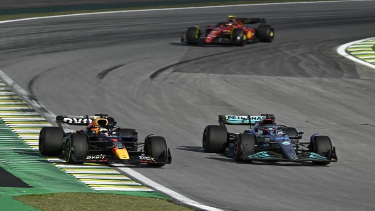 Foto arsip - Pembalap Red Bull Max Verstappen (kiri) dan pembalap Mercedes George Russell berlomba di sirkuit Interlagos, iSao Paulo, Brazil, 12 November 2022. (Antara/AFP/MAURO PIMENTEL)