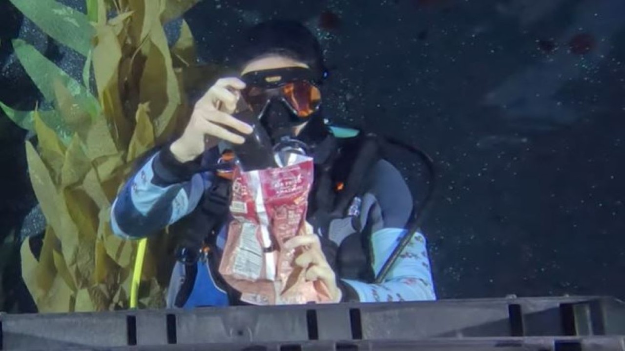 Aksi Avery Emerson Fisher berhasil memecahkan rekor dunia 20 trik yang dibuat pesulap Inggris Martin Rees pada 2020. (Tangkapan layar)