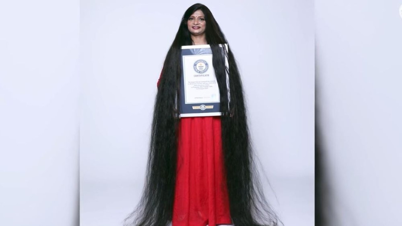 Smita Srivastava membukukan rekor dunia guinness sebagai pemilik rambut terpanjang di dunia. (Tangkapan layar via YouTube Guinness World Records)