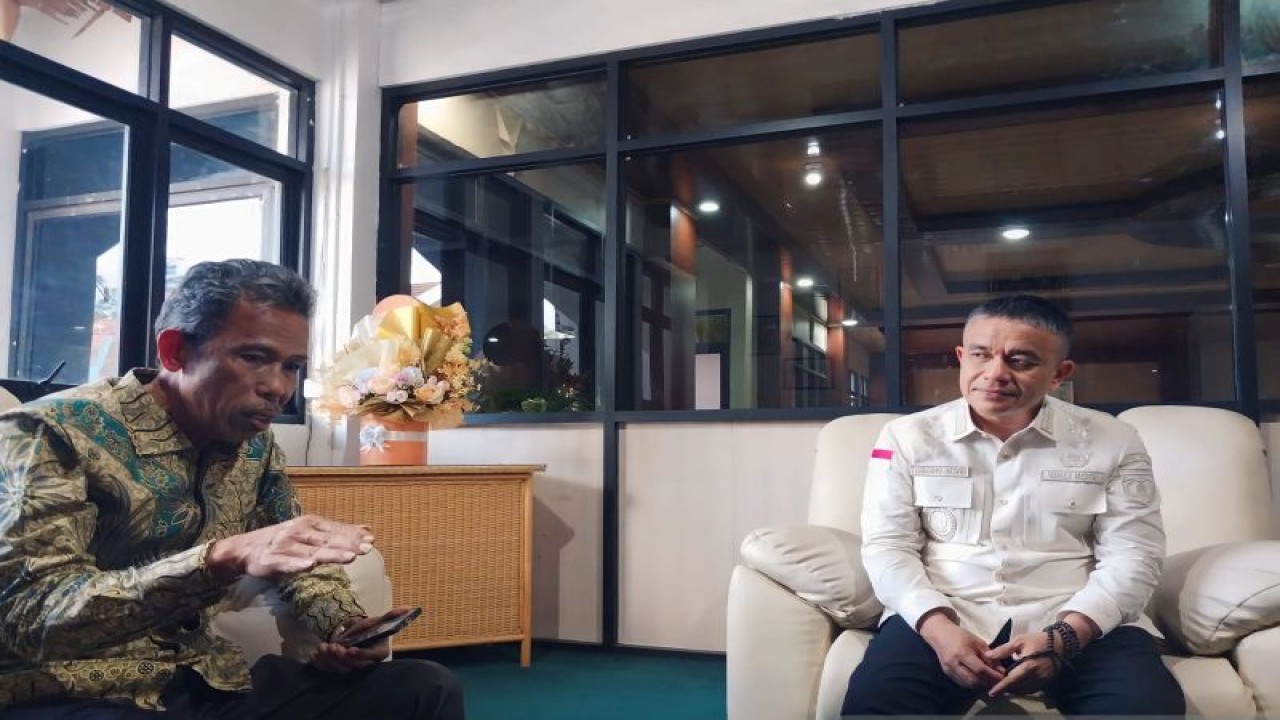 Rektor UIN Datokarama Profesor Lukman S Thahir didampingi Wakil Rektor Bidang Perencanaan dan Keuangan Doktor Hamlan, Ketua Lembaga Penelitian dan Pengabdian Masyarakat (LP2M) Doktor Sahran Raden, Ketua Lemabaga Penjaminan Mutu (LPM) Doktor Sofyan Bachmid, bersilaturahim dengan Wali Kota Palu Hadianto Rasyid, berlangsung di Kantor Wali Kota Palu, Kamis (23/11). (ANTARA/Muhammad Hajiji)