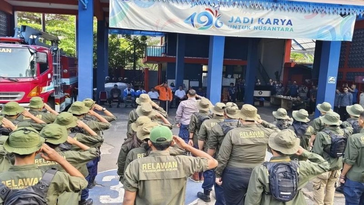 Sebanyak 100 pemuda diberangkatkan untuk mengikuti latihan dasar tanggap bencana di kawasan Mandalawangi, Cibodas, Bogor untuk memperkuat kapasitas relawan di Jakarta Barat (Jakbar), Jumat (17/11/2023). ANTARA/HO-Pemkot Jakbar