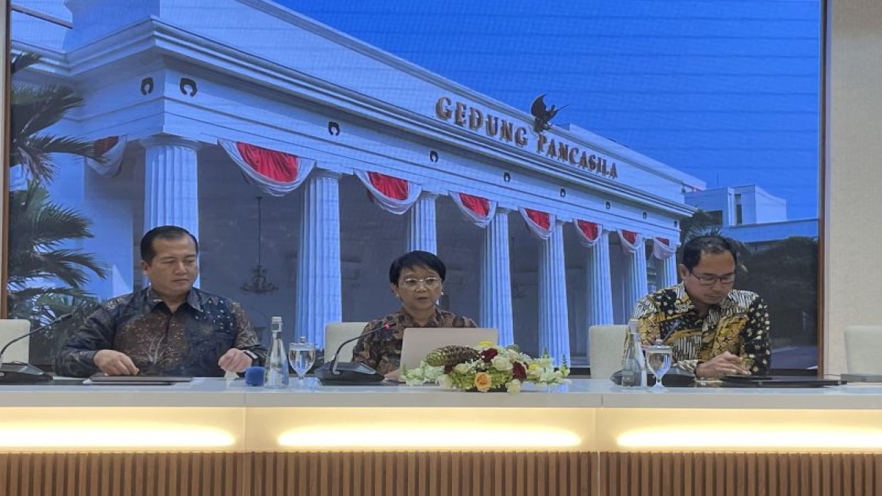 Menteri Luar Negeri Retno Marsudi (tengah) menyampaikan keterangan tentang upaya evakuasi WNI dari Gaza, dalam konferensi pers di Jakarta pada Rabu (1/11/2023). (ANTARA/Yashinta Difa)