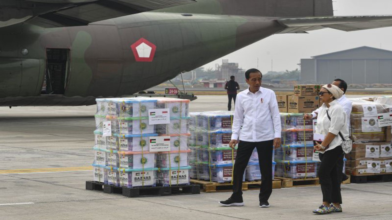 Presiden Joko Widodo (kiri) meninjau bantuan untuk Palestina didampingi Menlu Retno Marsudi (kanan) di Pangkalan Udara TNI AU Halim Perdana Kusuma, Jakarta, Sabtu (4/11/2023). Presiden melepas bantuan tahap pertama yang akan diterbangkan dengan tiga pesawat berisi 51,5 ton bantuan berupa bahan makanan, alat medis, selimut, tenda dan barang-barang logistik lainnya yang telah disesuaikan dengan kebutuhan yang ada di Gaza. ANTARA FOTO/Akbar Nugroho Gumay/nym. (ANTARA FOTO/AKBAR NUGROHO GUMAY)