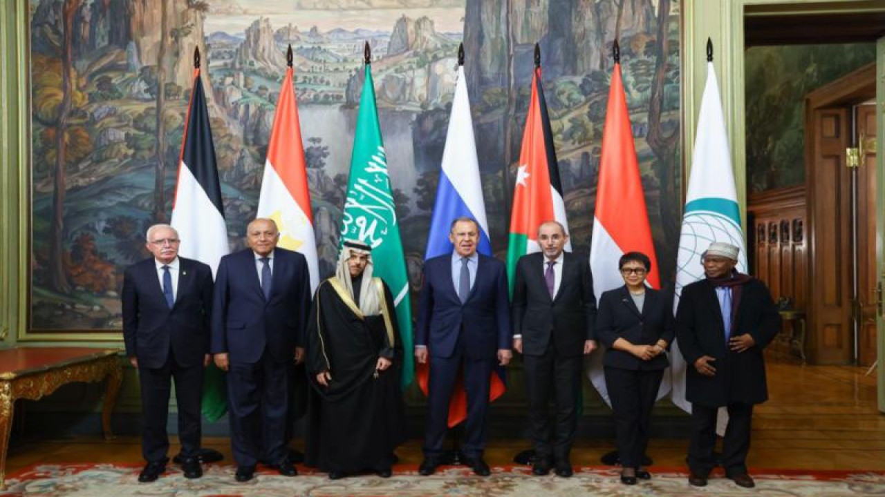 Para menteri luar negeri OKI termasuk Menlu Indonesia Retno Marsudi (kedua kanan) bertemu dengan Menlu Rusia Sergei Lavrov (keempat kanan) di Moskow pada Selasa (21/11/2023). (ANTARA/HO-Kemlu RI)
