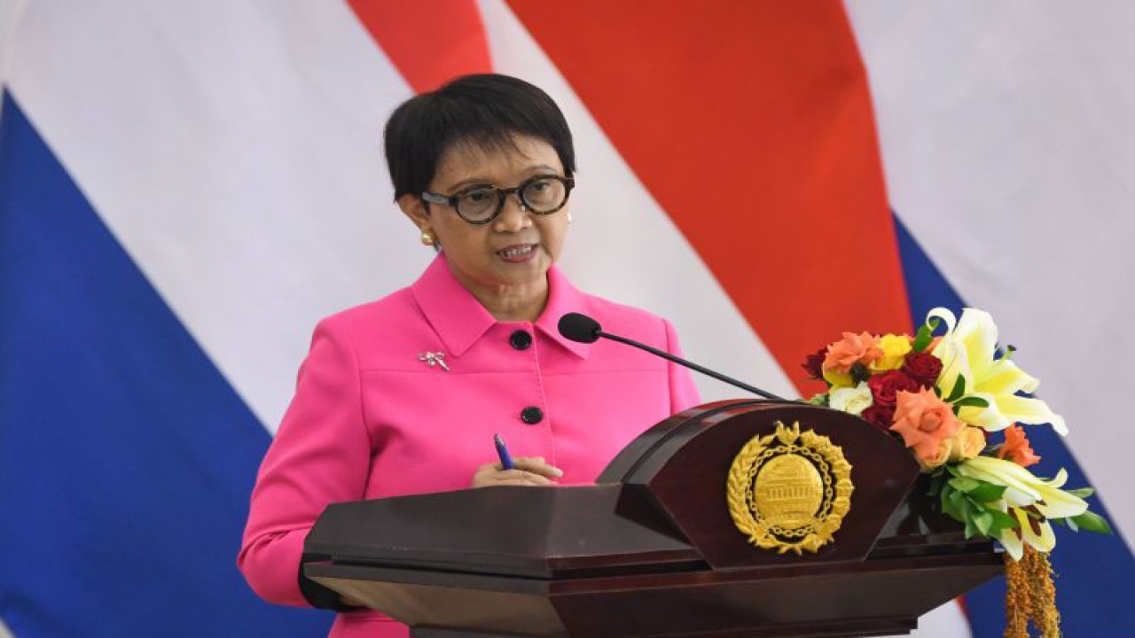 Foto arsip - Menteri Luar Negeri RI Retno Marsudi (kiri) menyampaikan keterangan kepada wartawan usai pertemuan bilateral dengan Menteri Luar Negeri Belanda Hanke Bruins Slot di Gedung Kemenlu, Pejambon, Jakarta, Selasa (31/10/2023). . ANTARA FOTO/Aditya Pradana Putra/tom. (ANTARA FOTO/ADITYA PRADANA PUTRA)