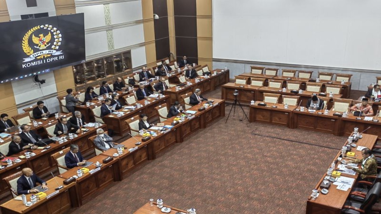 Menteri Luar Negeri RI Retno Marsudi dalam Rapat Kerja (Raker) bersama Komisi I DPR RI di Kompleks Parlemen, Senayan, Jakarta, Senin (27/11/2023). (ANTARA/Melalusa Susthira K.)