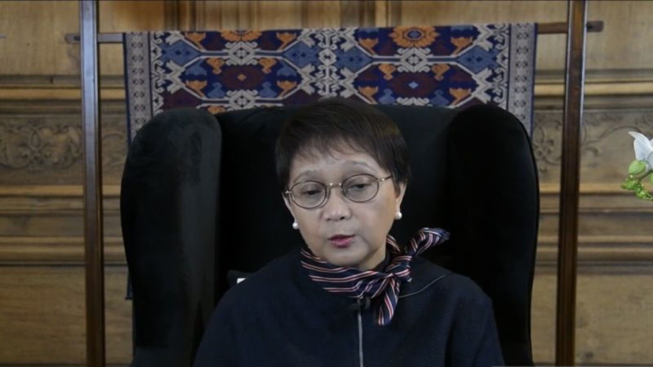 Tangkapan layar Menteri Luar Negeri Retno Marsudi menyampaikan keterangan pers secara daring dari Paris, Prancis, pada Kamis waktu Jakarta (23/11/2023). (ANTARA/Yashinta Difa)
