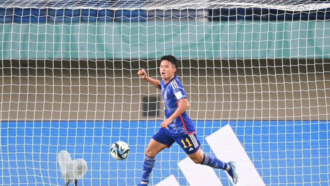 Ekspresi pesepak bola Timnas Jepang Rento Takaoka setelah berhasil mencetak gol ke gawang Timnas Senegal pada pertandingan fase Grup D Piala Dunia U-17 2023 di Stadion Si Jalak Harupat, Bandung, Jawa Barat, Jumat (17/11/2023). ANTARA FOTO/Wahyu Putro A/nym.