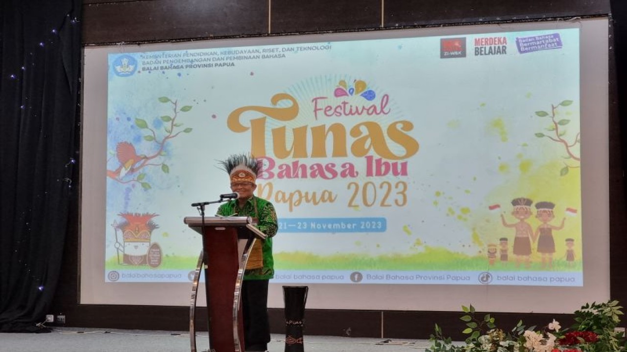 Sekretaris Badan Pengembangan dan Pembinaan Bahasa Kemendikkbudristek Hafidz Muksin dalam acara Festival Tunas Bahasa Ibu, di Jayapura, Papua, Rabu (22/11/2023). (ANTARA/Anita Permata Dewi).