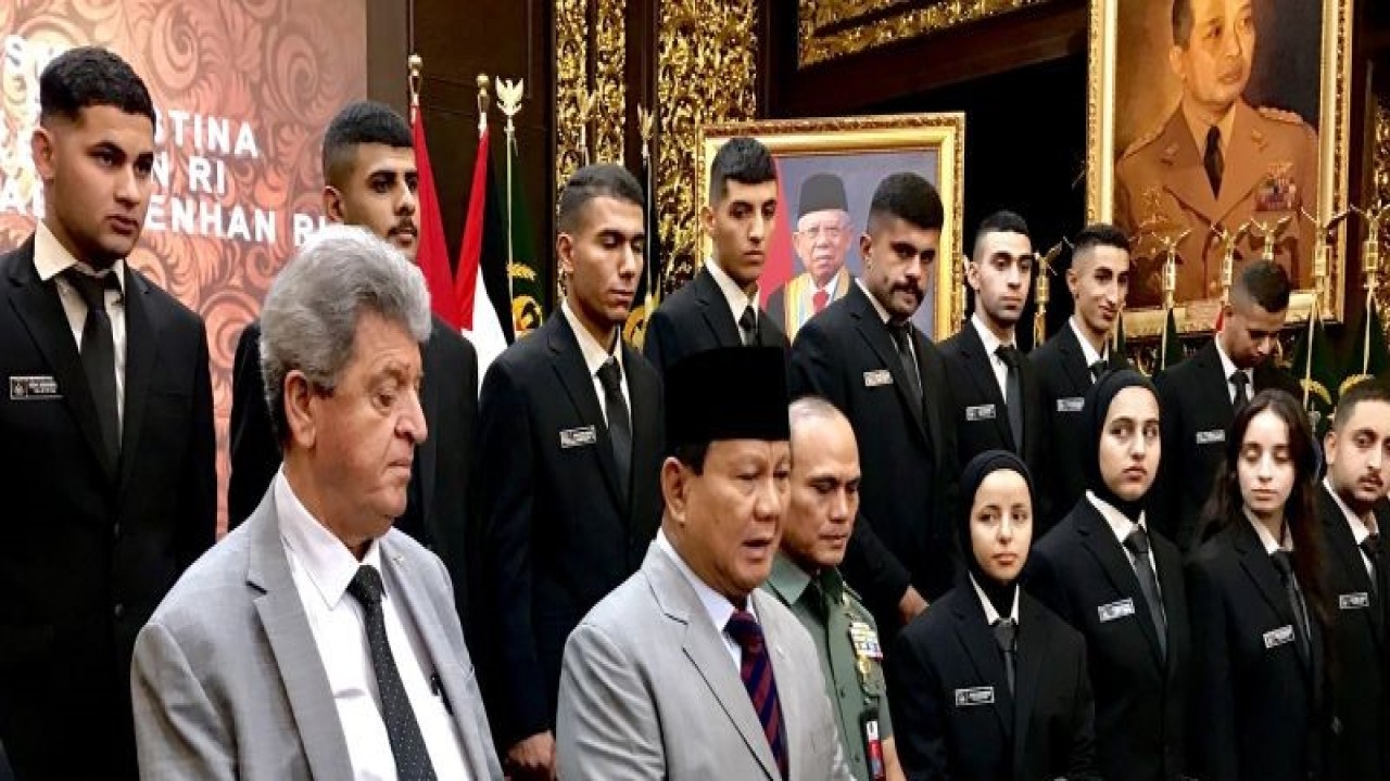 Menteri Pertahanan (Menhan) RI Prabowo Subianto (dua kiri) menjawab pertanyaan wartawan selepas acara penerimaan 22 mahasiswa Palestina penerima beasiswa Pemerintah RI di Kantor Kementerian Pertahanan RI, Jakarta, Rabu (8/11/2023). ANTARA/Genta Tenri Mawangi.