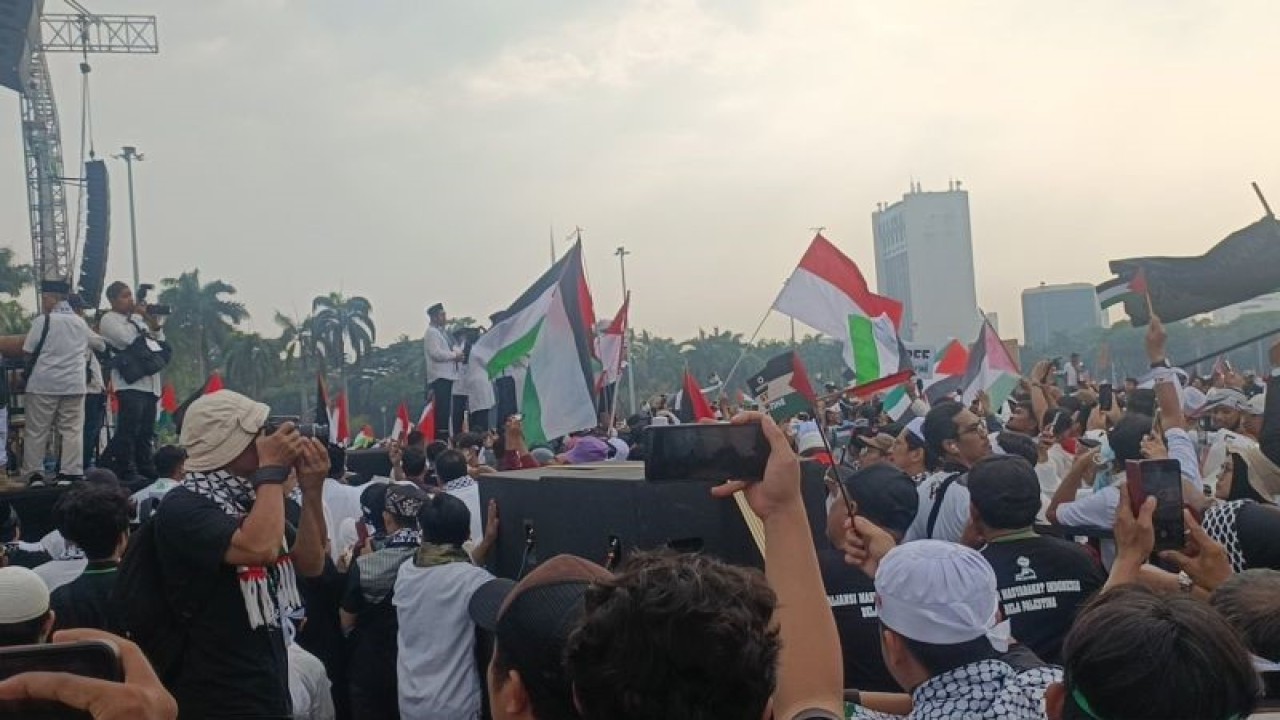Suasana di kawasan Monas saat aksi bela rakyat Palestina Minggu (5/11/2023). ANTARA/Ilham Kausar