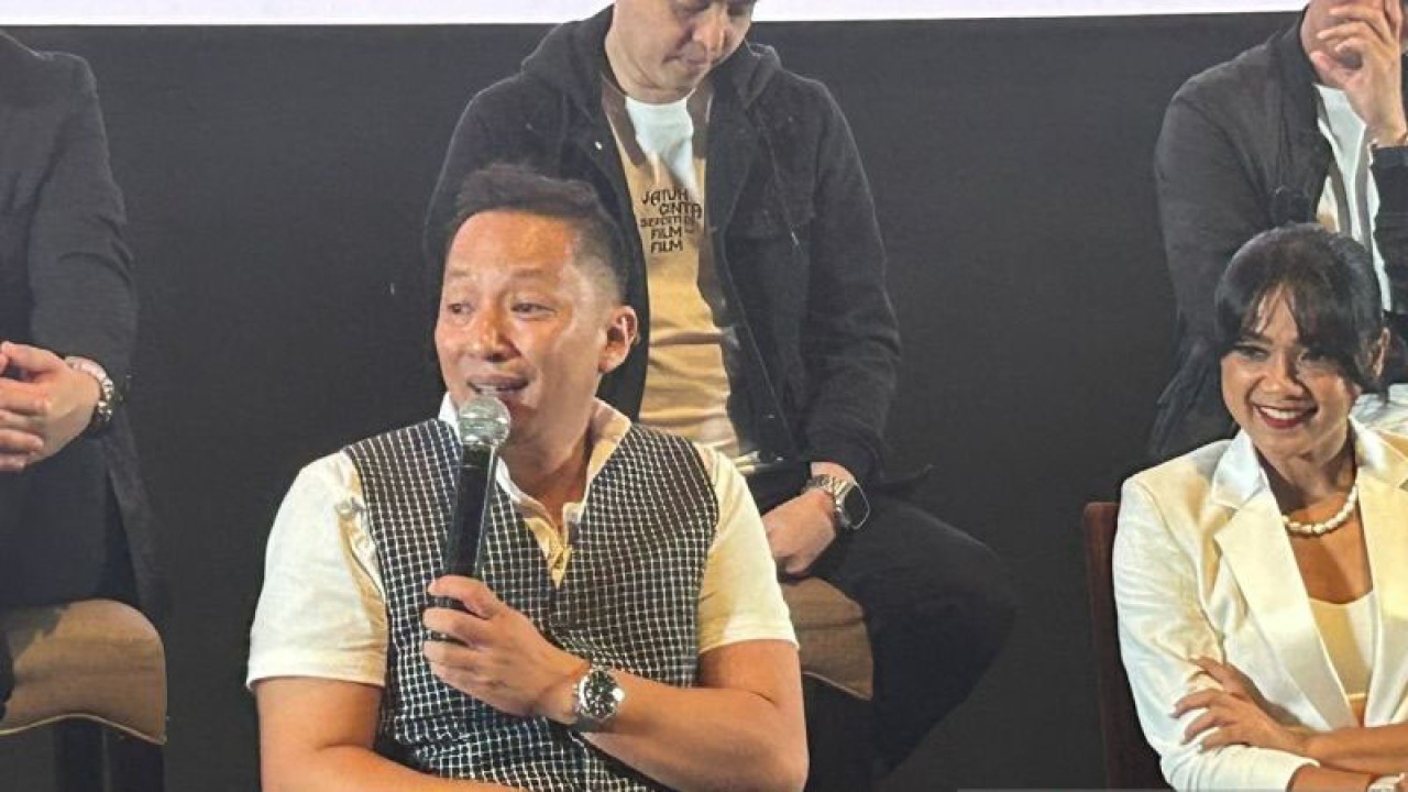 Aktor Ringgo Agus Rahman (kiri) dan aktris Nirina Zubir (kanan) saat menghadiri acara penayangan perdana film "JESEDEF" di kawasan Kuningan, Jakarta Selatan, Jumat (24/11/2023). (ANTARA/Vinny Shoffa Salma)