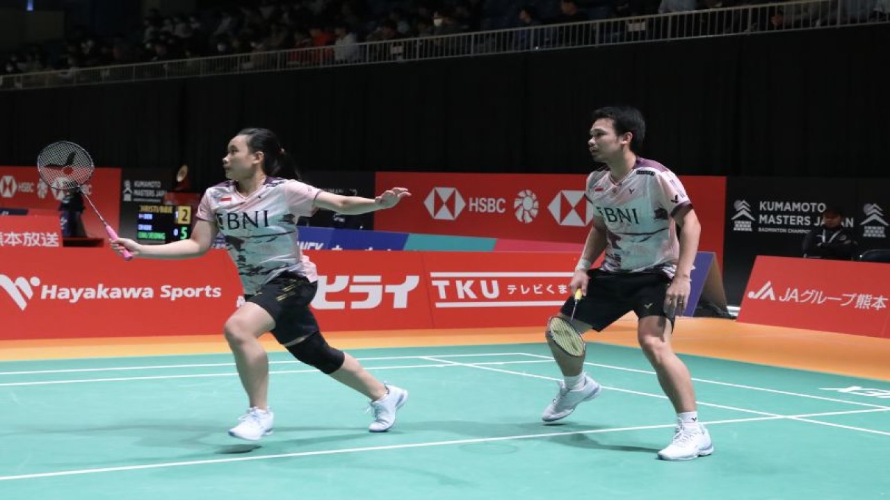 Pasangan ganda campuran Indonesia Rinov Rivaldy/Pitha Haningtyas Mentari saat berlaga di babak pertama Kumamoto Masters 2023 di Jepang, Rabu (15/11/2023). (ANTARA/HO/PP PBSI)