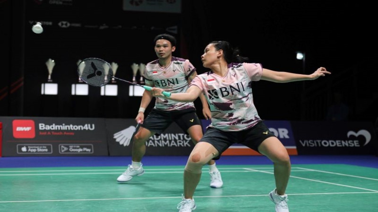 Foto arsip - Pasangan ganda campuran Indonesia Rinov Rivaldy/Pitha Haningtyas Mentari saat bertemu dengan ganda campuran Tiongkok Feng Yan Zhe/Huang Dong Ping dalam babak 32 besar Denmark Open 2023 yang berlangsung di Jyske Bank Arena, Odense, Denmark, Rabu (18/10/2023) (ANTARA/HO-PP PBSI)