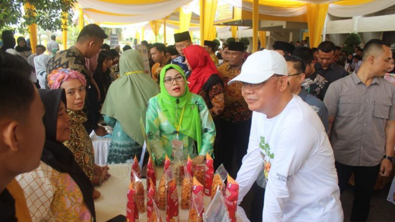 Gubernur Bengkulu Rohidin Mersyah meninjau hasil karya kreatif olahan pangan peserta Ketupek 2023, di Bengkulu, Kamis. (2/11/2023) (ANTARA/HO-Media Center Provinsi Bengkulu)
