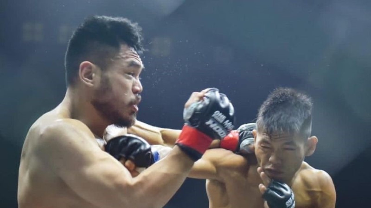 Petarung MMA Ronald Mastrana Siahaan (kanan) memukul Angga The Hitman (kiri) dalam One Pride MMA 74 yang berlangsung di Tennis Indoor Senayan, Jakarta, Sabtu (11/11/2023). (ANTARA/HO-One Pride MMA)