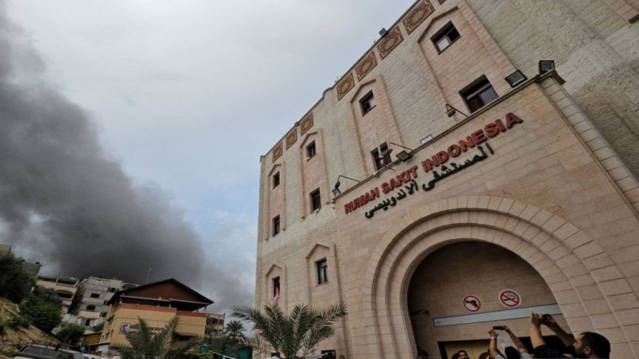 Asap mengepul menyusul serangan Israel di dekat Rumah Sakit Indonesia, yang kehabisan bahan bakar dan listrik, di Jalur Gaza utara (12/11/2023). ANTARA/REUTERS/Anas al-Shareef/aa