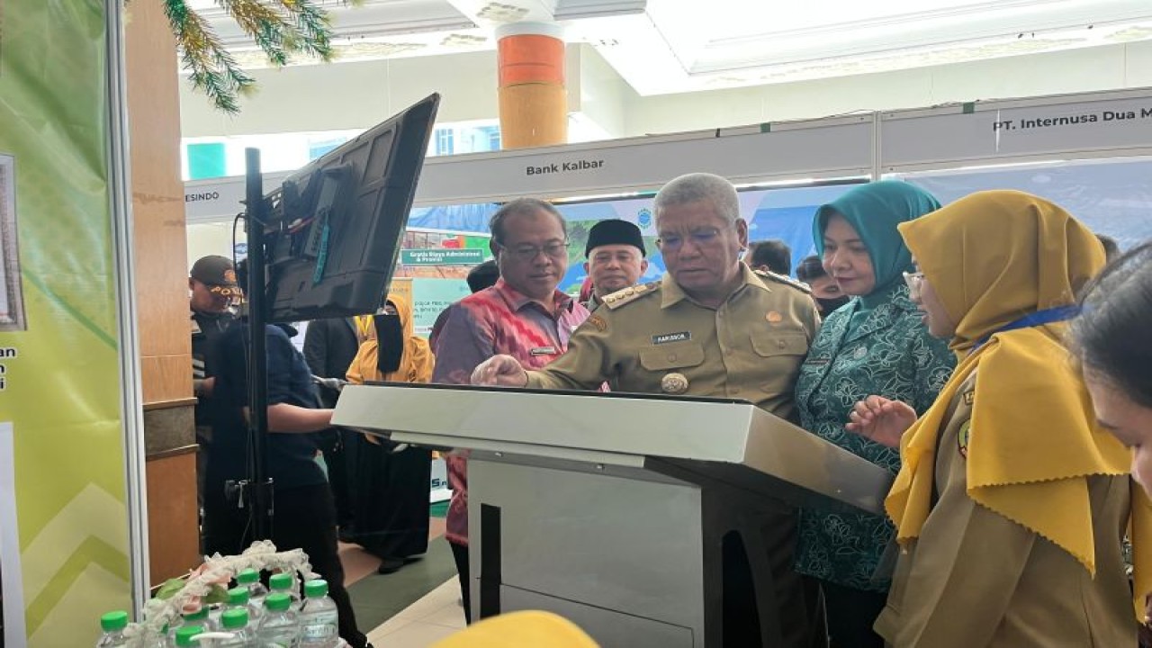 Pj Gubernur Kalbar Harisson mencoba aplikasi Sistem Petunjuk Arah (SIPETA) di stand RSUD Sultan Syarif Mohamad Alkadrie pada Kalbar Hospital Expo 2023 di Pontianak, Selasa (14/11/2023). (ANTARA/Prokopimda PTK)