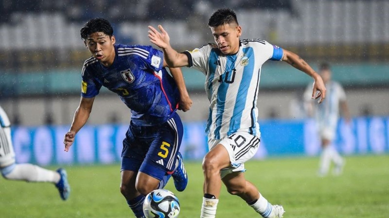 Piala Dunia U-17: Argentina melawan Jepang. Pesepak bola Timnas Argentina Agustin Ruberto (kanan) berebut bola dengan pesepak bola Timnas Jepang Kotaro Honda (kiri) saat pertandingan babak penyisihan Grup D Piala Dunia U-17 2023 di Stadion Si Jalak Harupat, Kabupaten Bandung, Jawa Barat, Selasa (14/11/2023). Argentina berhasil mengalahkan Jepang dengan skor 3-1. ANTARA FOTO/M Agung Rajasa/aww.ANTARA FOTO/M Agung Rajasa (ANTARA FOTO/M Agung Rajasa)