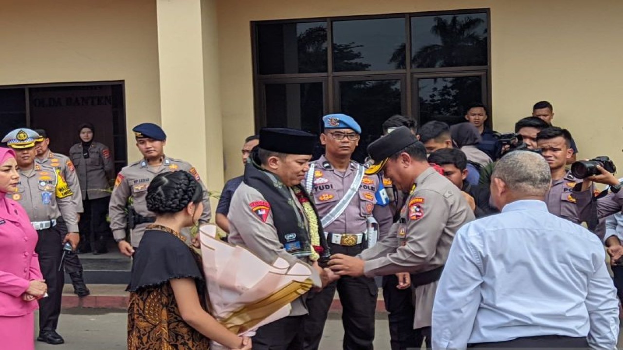 Irjen Pol Rudy Heriyanto menyambut Kapolda Banten Irjen Pol Abdul Karim di Lapangan Polda Banten, di Serang, Banten, Senin (27/11/2023). (ANTARA/Desi Purnama Sari)