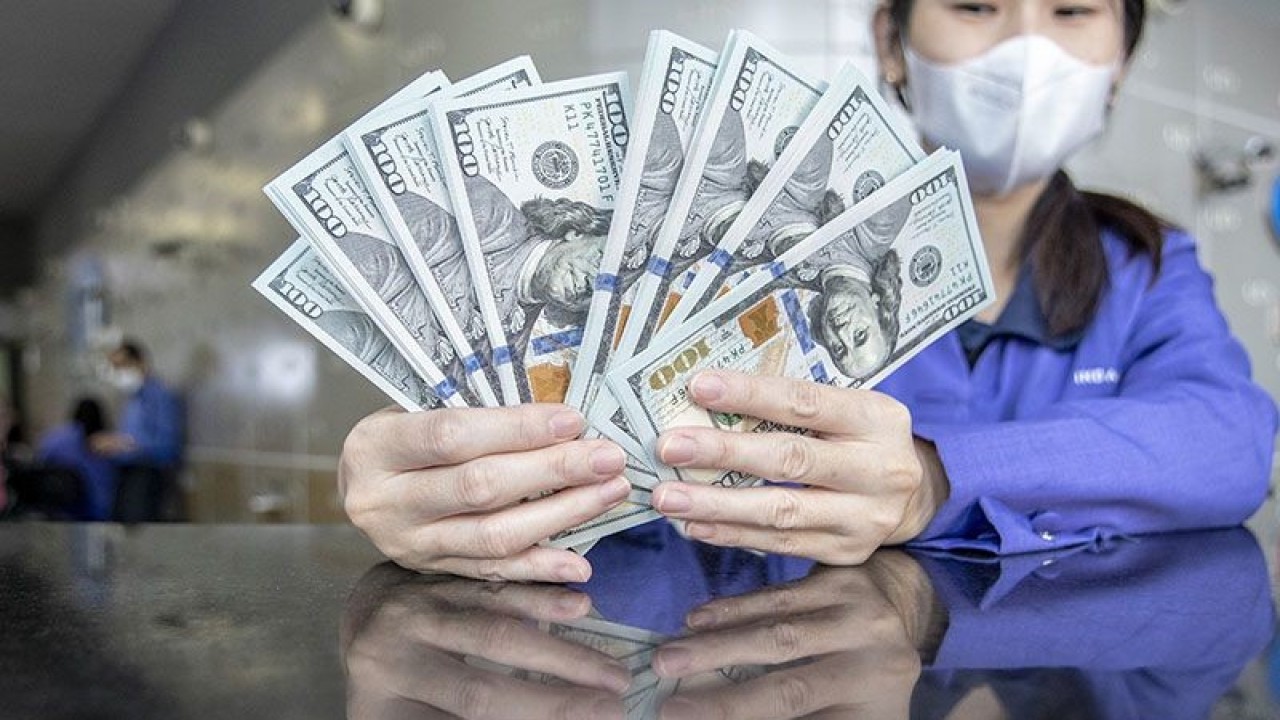 Ilustrasi - Petugas menunjukan uang pecahan dolar AS di gerai penukaran mata uang asing VIP (Valuta Inti Prima) Money Changer, Jakarta, Selasa (4/10/2022). ANTARA FOTO/Muhammad Adimaja/aww/pri.