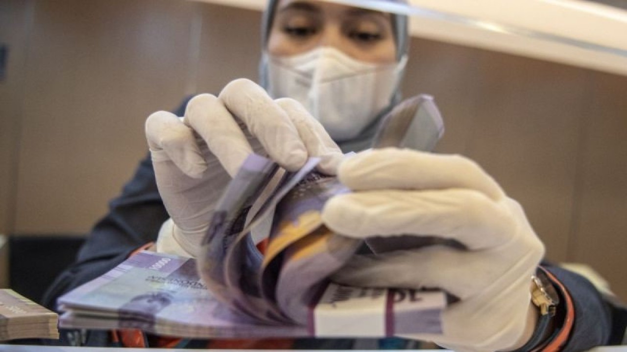 Petugas bank menghitung uang pecahan rupiah di BNI KC Mega Kuningan, Jakarta, Selasa (22/11/2022). (ANTARA FOTO/Muhammad Adimaja/aww.)