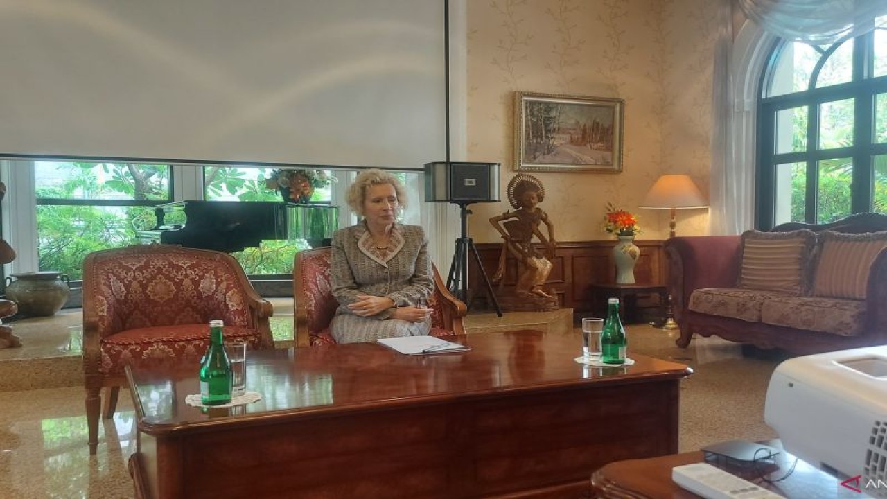 Duta Besar Rusia untuk Indonesia Lyudmila Vorobieva berbicara dalam konferensi pers di Jakarta, Rabu (22/11/2023). (ANTARA/Katriana)