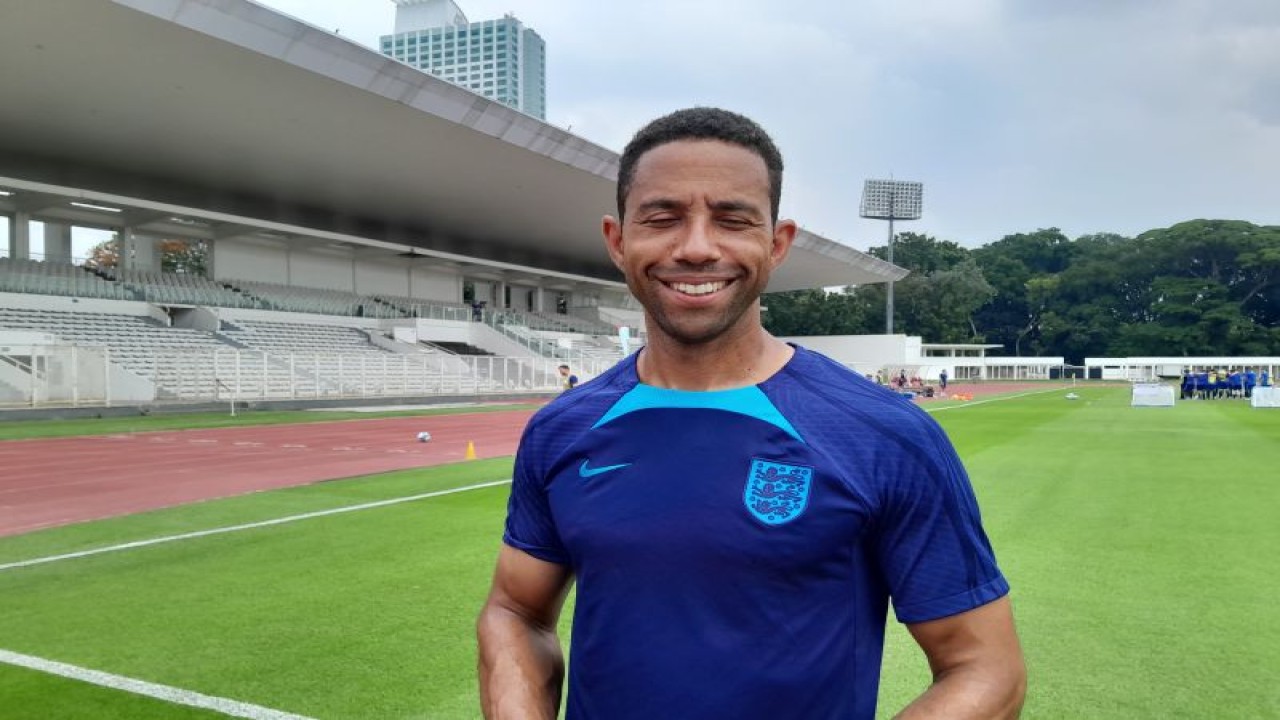 Pelatih tim nasional Inggris U-17 Ryan Garry saat memimpin latihan jelang pertandingan di Stadion Madya, Jakarta, Selasa (21/11/2023). (ANTARA/FAJAR SATRIYO)