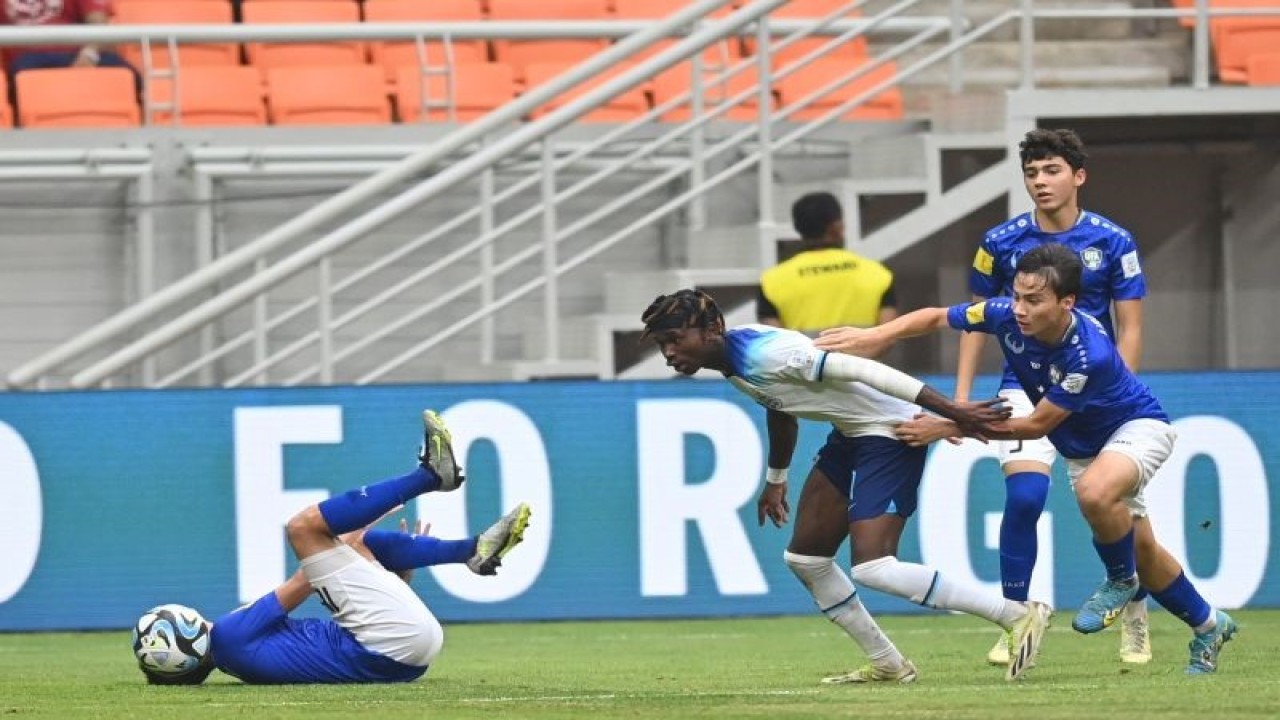 Pesepak bola Timnas Inggris Joel Ndala (ketiga kanan) mencoba mengejar bola dengan dikawal pesepak bola Timnas Uzbekistan pada laga babak 16 besar Piala Dunia U-17 2023 di Jakarta International Stadium, Jakarta, Rabu (22/11/2023). ANTARA FOTO/Sigid Kurniawan/aww.