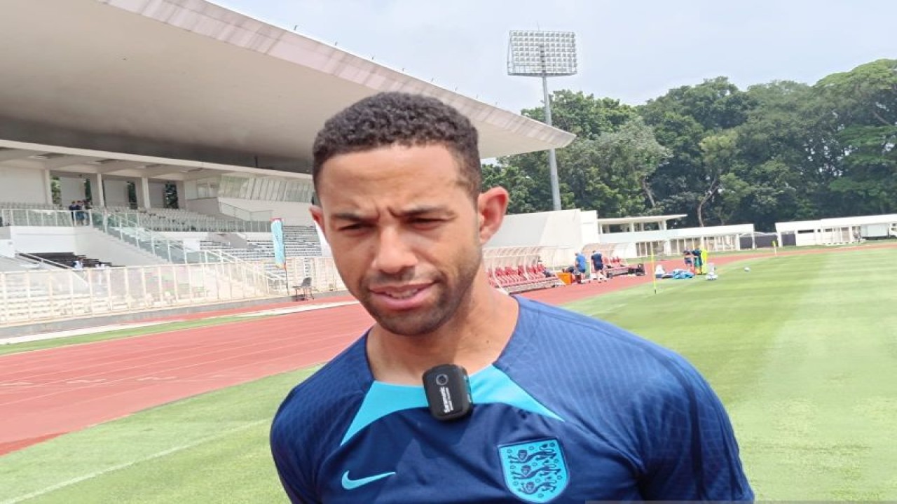 Pelatih tim nasional Inggris Ryan Garry saat menjalani latihan jelang menghadapi timnas Iran U-17 di Stadion Madya, Komplek Stadion Gelora Bung Karno, Jakarta, Senin (13/11/2023). (ANTARA/FAJAR SATRIYO)