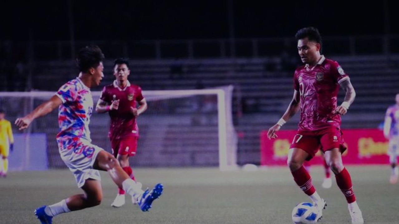 Penggawa timnas Indonesia Saddil Ramdani ketika membawa bola saat melawan Filipina di kualifikasi Piala Dunia 2026 zona Asia putaran kedua Grup F di Stadion Rizal Memorial, Manila, Selasa (21/11/2023). (ANTARA/HO/PSSI)
