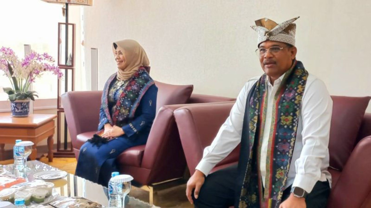 Penjabat Gubernur Kepulauan Bangka Belitung Safrizal ZA beserta istri saat tiba di ruang VIP Bandara Depati Amir Pangkalpinang, Rabu (15/11/2023) (ANTARA/HO-Elza Elvia)