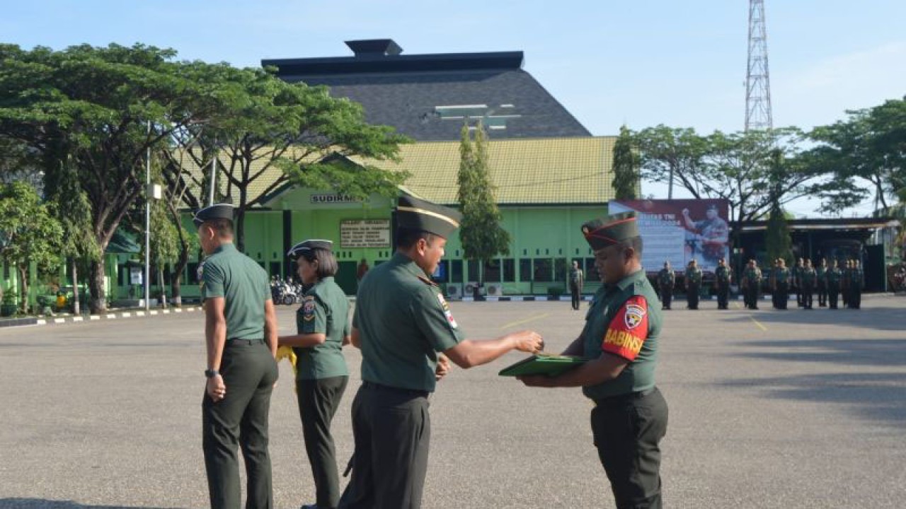 Danrem 161/Wira Sakti Brigjen TNI Febriel Buyung Sikumbang (kiri) memberikan piagam penghargaan kepada Koptu Anronikus Tampani di Kupang, Senin (20/11). ANTARA/Kornelis Kaha