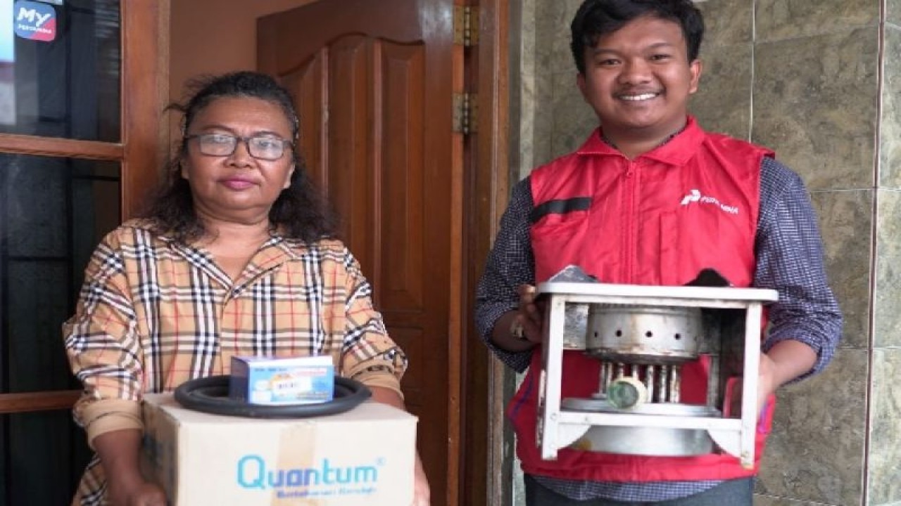 Salah satu masyarakat di Papua yang melakukan konversi dari minyak tanah ke bright gas. ANTARA/HO-Pertamina Papua