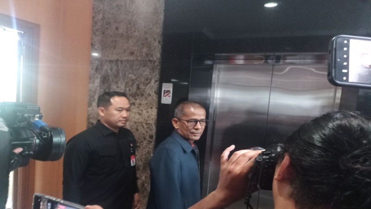 Wakil Ketua MK RI Saldi Isra tiba di Gedung II MK, Jakarta, Rabu (1/11/2023). (ANTARA/Sanya Dinda)