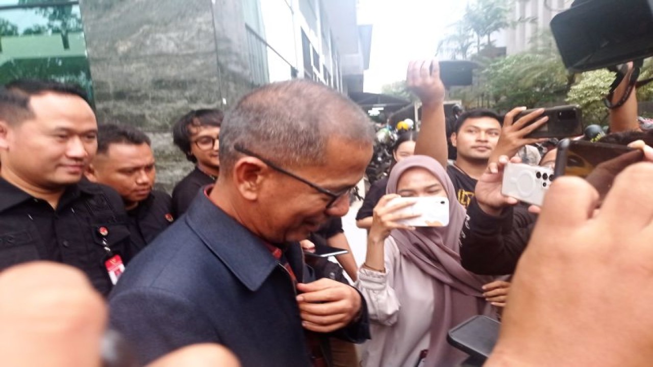 Wakil Ketua Mahkamah Konstitusi (MK) Saldi Isra diperiksa Majelis Kehormatan MK (MKMK) usai pemeriksaan oleh MKMK di Jakarta, Rabu (1/11/2023). (ANTARA/Sanya Dinda)