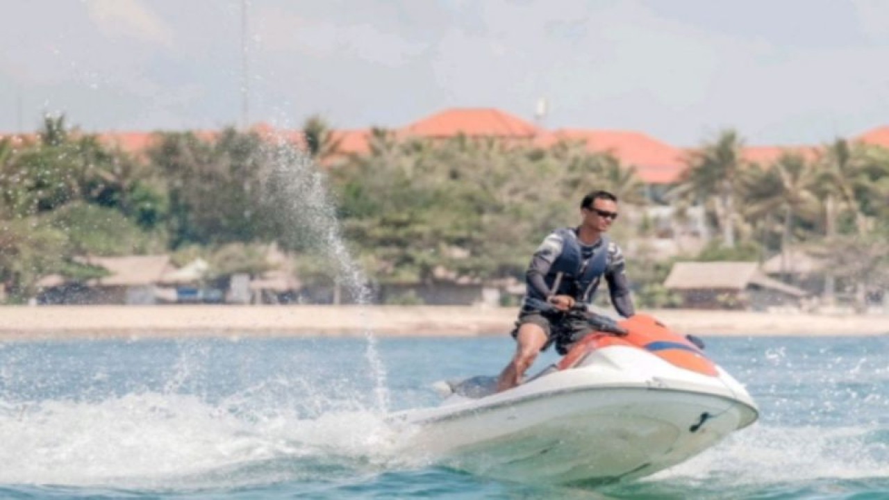 Aquabike Jetski World Championship 2023 Danau Toba digelar di empat kabupaten sekaligus yaitu Toba, Karo, Dairi, dan Samosir pada 22-26 November 2023. Pemerintah Kabupaten Samosir, Provinsi Sumatra Utara, memastikan lintasan lomba bebas dari enceng gondok (ANTARA/HO)