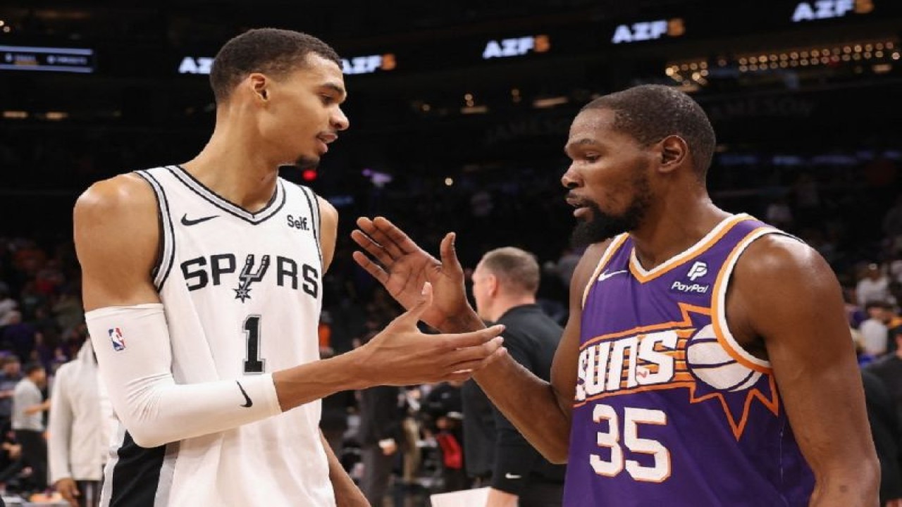 Bintang baru San Antonio Spurs (kiri) dan pemain veteran Phoenix Suns Kevin Durant (kanan). ANTARA/AFP