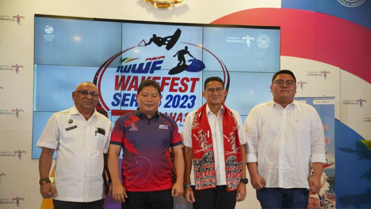 (Kiri-kanan) Deputi Bidang Produk Wisata dan Penyelenggara Kegiatan Kemenparekraf Vinsensius Jemandu, Penjabat (Pj) Bupati Minahasa Jemmy Kumendong, Menparekraf Sandiaga Salahuddin Uno, dan Ketua Panitia Pelaksana Minahasa Wakefest 2023 Rio Dondokambey di peluncuran Minahasa Wakefest 2023 dalam acara Weekly Brief with Sandiaga Uno di Jakarta, Senin (13/11/2023). ANTARA/HO-Minahasa Wakefest 2023