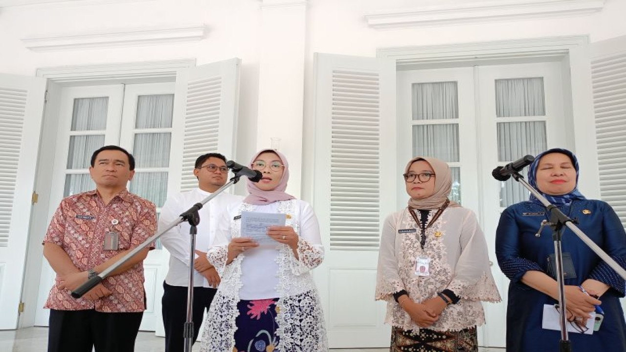 Juru Bicara Satuan Tugas (Satgas) Pengendalian Pencemaran Udara Pemprov DKI Jakarta Ani Ruspitawati dalam konferensi pers di Balai Kota DKI, Jakarta Pusat, Jumat (3/11/2023). ANTARA/Siti Nurhaliza